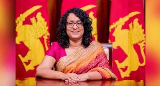 අගමැති හරිනි කැනඩාව බලා පිටත්ව යයි...